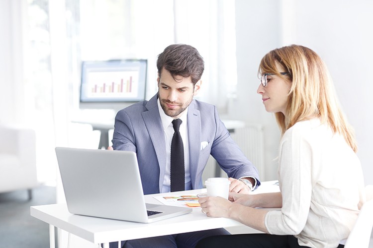 Un banquier et une cliente discutent discussion-banquier-cliente