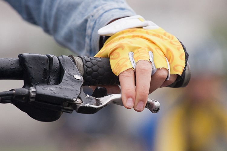 Gros plan d'un frein de vélo velo-securite-freins