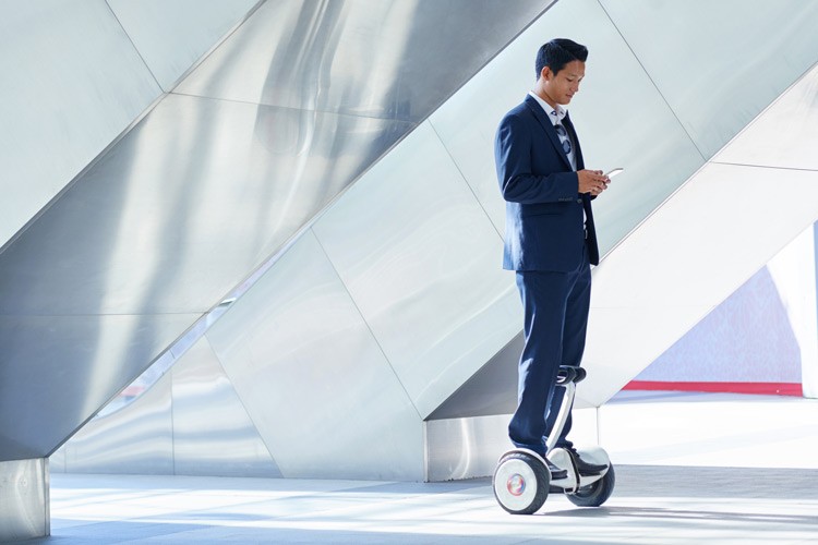 Homme en costume sur un hoverboard hoverboard-en-milieu-urbain