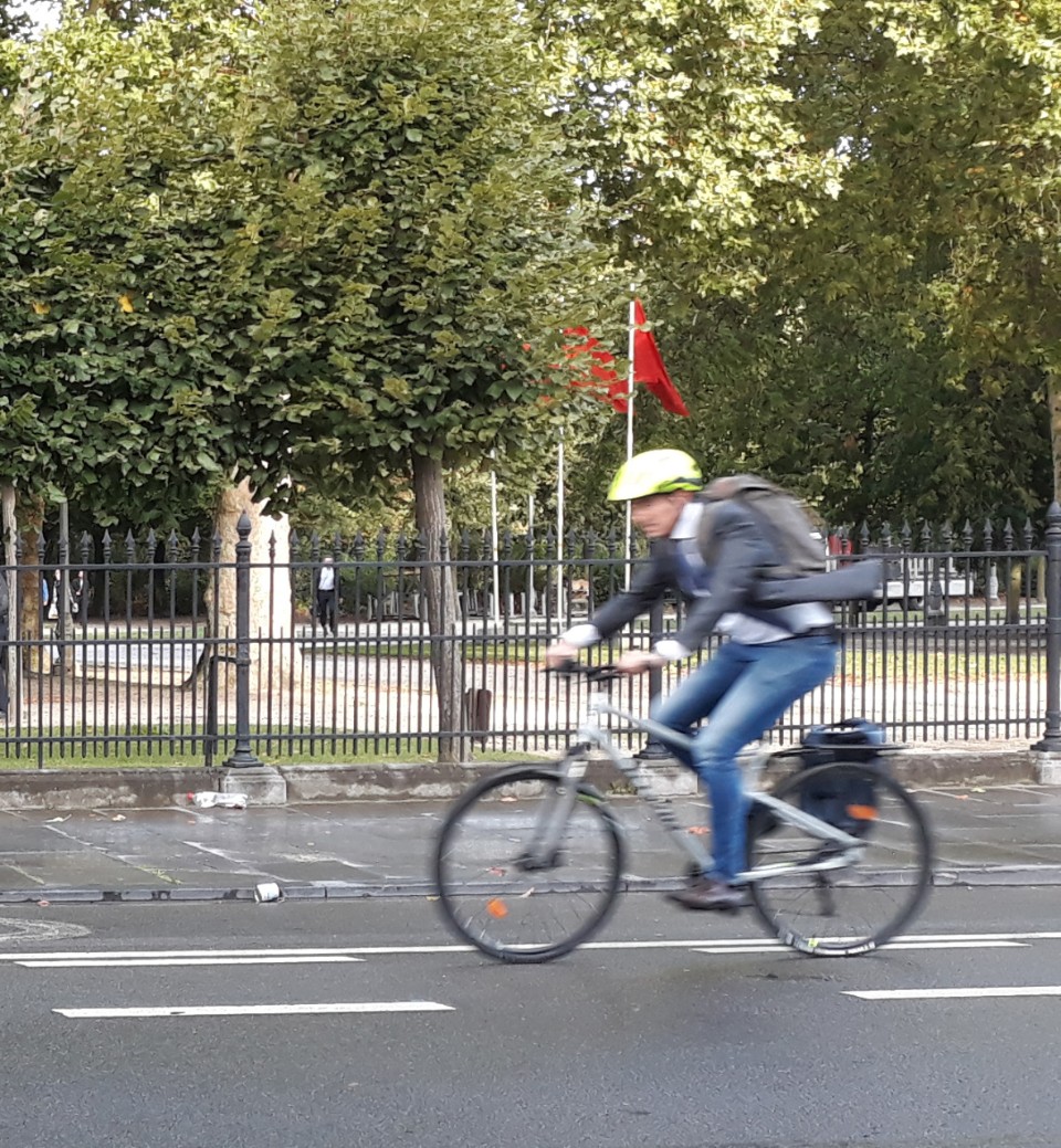 Cycliste en ville avec casque cycliste-bruxelles-casque