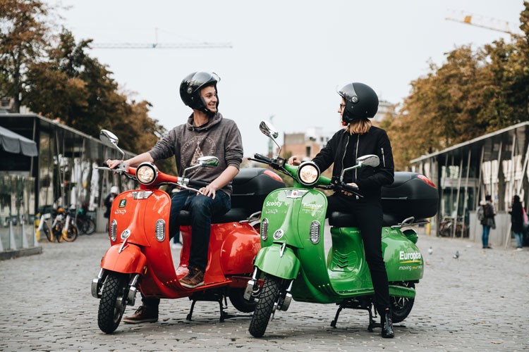 Jong koppel op scooter in de stad scooty-brussel
