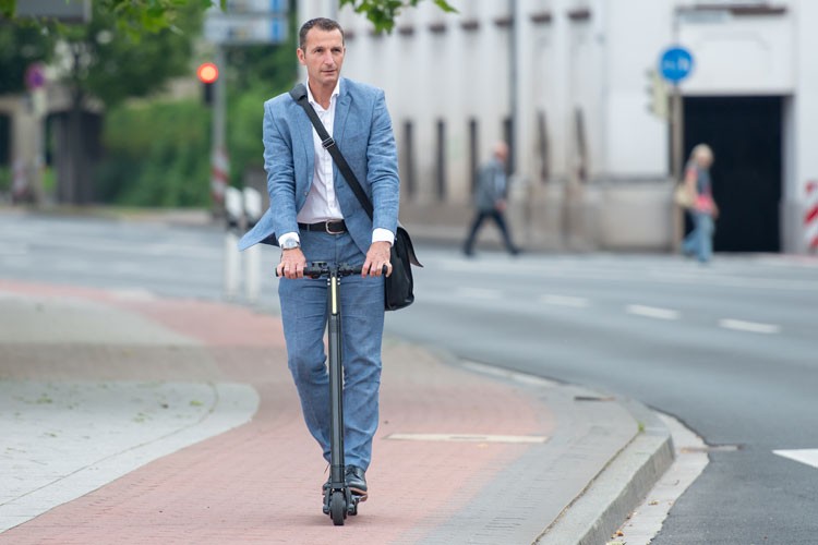zakenman aan het rijden een elektrische step businessman-elektrische-step