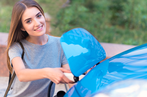 Elektrische auto met range extender Een elektrische auto met range extender heeft een kleine brandstofmotor aan boord. Hij laadt je batterij op wanneer die niet genoeg stroom meer heeft.