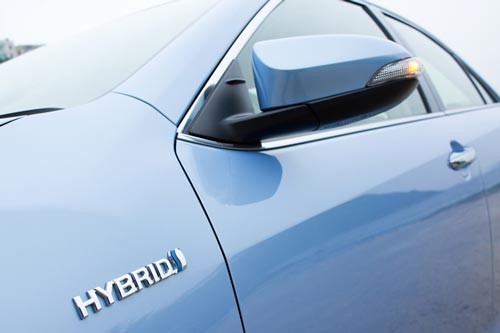 Hybride auto Met een hybride auto rij je aan lage snelheid volledig elektrisch, aan hogere snelheid op brandstof. Puur elektrisch is de afstand beperkt tot hooguit 5 kilometer.